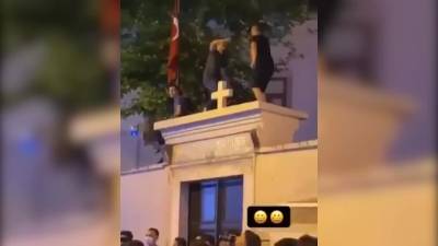 В Турции задержали мужчин, танцевавших на стене армянской церкви