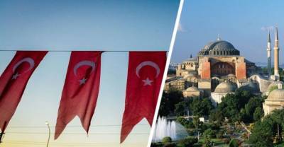 В Турции туристка разорвала турецкий флаг на глазах у разъяренной толпы
