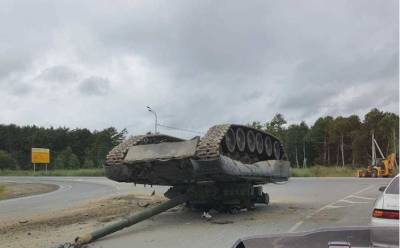 В российском Южно-Сахалинске на дорогу башней вниз упал танк