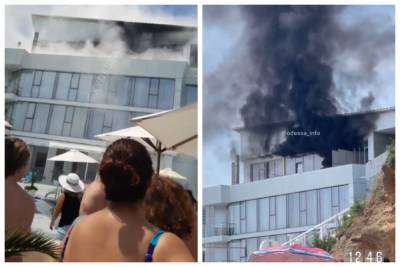 На пляже в Одессе вспыхнул элитный отель, все в дыму: кадры с места пожара