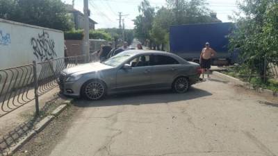 В Крыму грузовик въехал в Mercedes и протаранил магазин
