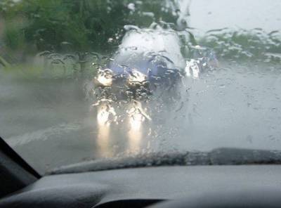 ГИБДД Зауралья из-за сильных дождей просит водителей воздержаться от поездок на авто