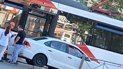 Иномарка врезалась в трамвай на Бухарестской улице в Петербурге