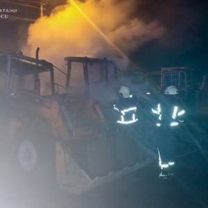 На территории предприятия в Киеве сгорели экскаваторы. Фотофакт