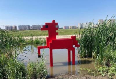 Скульптуру «пиксельного» красного коня установили в Мурино