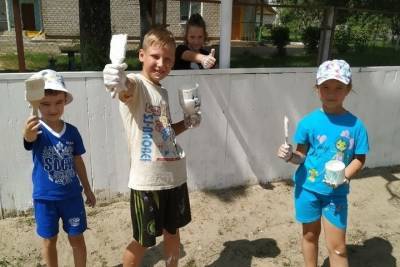 Юные жители брянского поселка покрасили футбольно-хоккейный корт