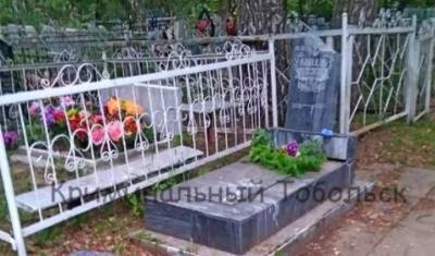 Вандалы устроили погром на тюменском кладбище, где похоронен писатель Петр Ершов