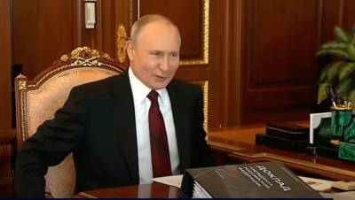 «Вы как заправский бюрократ, столько бумаг принесли»: реакция Путина на объем доклада Титова