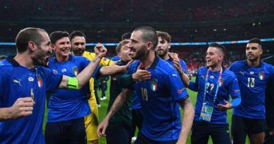 "Спи спокойно, мы охраняем тебя": лидеры сборной Италии спали с трофеем Евро-2020 (фото)