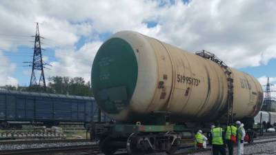 Протекающий вагон с дизельным топливом прибыл сегодня на станцию Шарташ