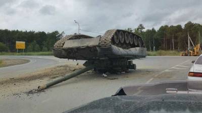 Не до смеха: Военные потеряли танк посреди федеральной трассы на Сахалине