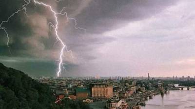 В ближайшие часы Киев накроет гроза, объявлен высокий уровень опасности