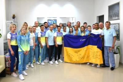 Зеленский встретился с украинскими олимпийцами и передал им флаг от военных