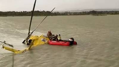 Падение пожарного вертолета в воду сняли на видео