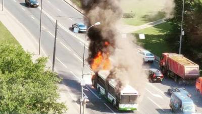 Пассажирский автобус горит на западе Москвы. Видео