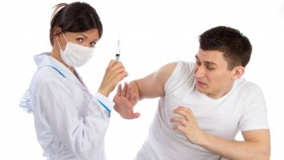 Ученый призвал россиян перестать бояться вакцинации от COVID-19