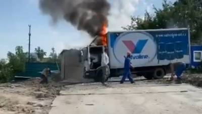 В Новосибирске за три минуты потушили объятый огнем грузовик