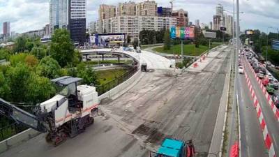 Мэр Екатеринбурга удивился отсутствию рабочих на проблемном мосту