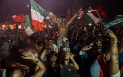 В ходе празднования победы Италии на Евро пострадали 15 человек