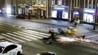 На видео попал момент искрометного столкновения двух мотоциклов на Невском