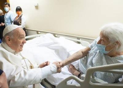 Папа Римский после операции еще на несколько дней останется в больнице