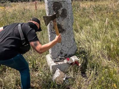Под Харьковом депутат ОПЗЖ восстановил памятный знак дружбы украинцев и россиян. Его снесли в тот же день