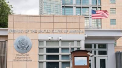 Захарова сообщила о краже железнодорожного указателя сотрудником посольства США