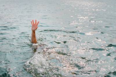 На Львовщине утонула в озере 22-летняя девушка