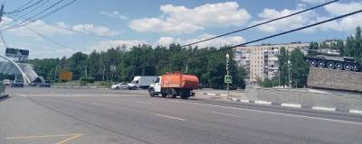 В Воронеже нависшие над дорогой провода мешают проезду транспорта