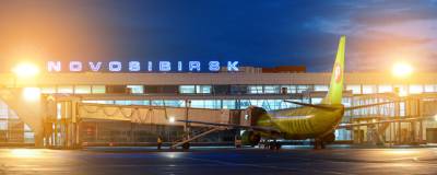 В аэропорту Новосибирска с рейса сняли пассажира без маски