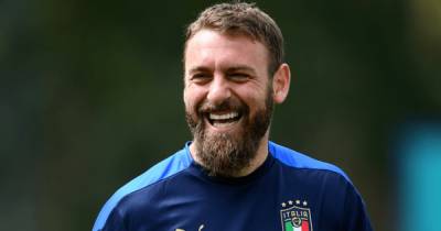 Легенда сборной Италии прокатился животом по столу в раздевалке после победы на Евро-2020 (видео)