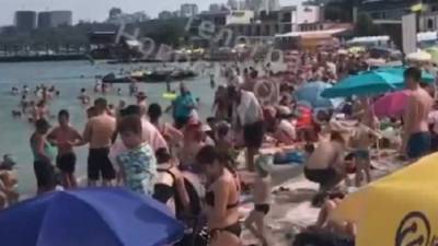 На пляжах Одессы тяжело пройти к морю: кадры "комфортного" отдыха показали в сети