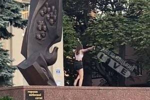 В Хмельницком девушка танцевала на памятнике Героям Небесной сотни