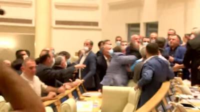 Грузинская оппозиция ворвалась в здание парламента