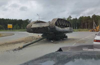 Российские военные уронили танк посреди трассы: видео