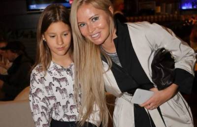 Дана Борисова оставила дочь и уехала во Францию