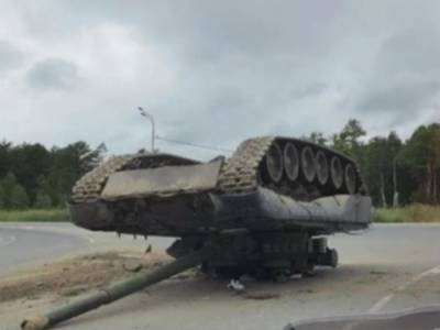 В России военные при транспортировке уронили танк. Видео