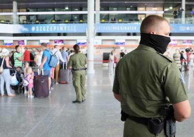 Эстонский посол устроил конфликт в аэропорту Варшавы: его не пустили в самолет без маски