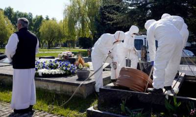 В Петербурге умерших от коронавируса будут бесплатно хоронить на кладбищах, потому что крематорий не справляется