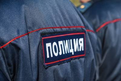 В Урюпинске молодой человек разбил дверь в здании горадминистрации