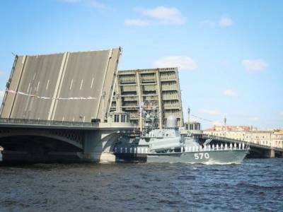 Военно-морской парад в Петербурге изменит график разводки мостов