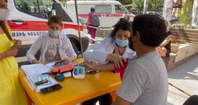 Готовы ждать днями: иранцы выстроились в очередь из-за вакцины в Ереване
