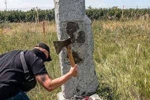 Активисты снесли восстановленный "памятник дружбы с русским народом"