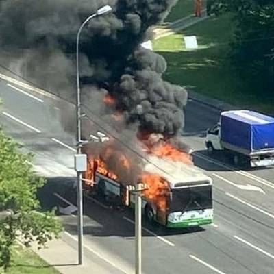 Пассажирский автобус сгорел на западе Москвы