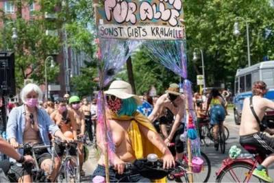В Берлине провели топлес-велопробег в поддержку женщин