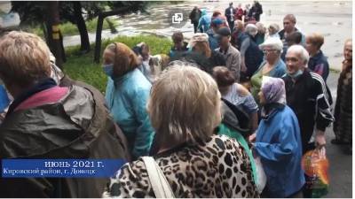 В Донецке старикам раздают бесплатные кашу и хлеб. Видео