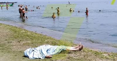 На пляже в Одессе люди загорали рядом с телом утонувшего мужчины (фото, видео)