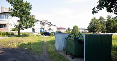 «Она в тот же контейнер сейчас выбрасывает мусор»: репортаж из Правдинска, где мать отнесла младенца на помойку