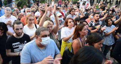 Акция протеста снова проходит в Тбилиси - журналисты требуют отставки премьера