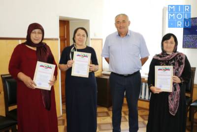 Работников почтового отделения Кайтагского района наградили благодарственными грамотами